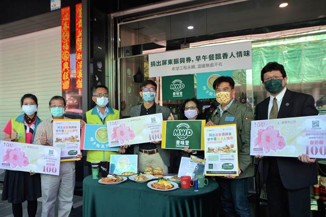 地方妈妈发起「捐屏东券做公益」后，获知名早午餐店响应，将消费券变餐券并延长兑换期限，赠送弱势家庭使用。（谢佳潾摄）