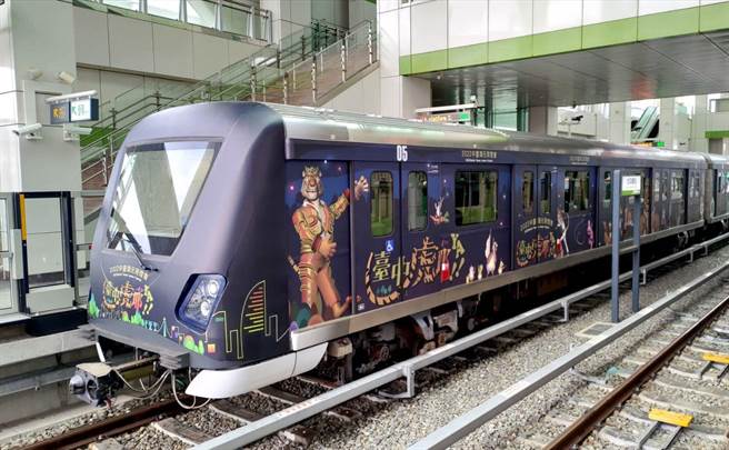 台中捷运公司与台中市观旅局携手打造灯会彩绘列车，即日起全天运行，只到20日为止。(中捷公司提供／林欣仪台中传真)
