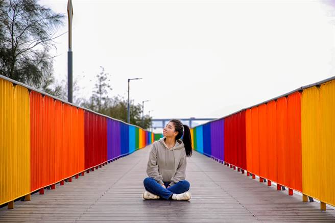 金門湖下海堤「彩虹步道」絢爛亮麗，成為遊客打卡的新熱點。（金門縣府提供）