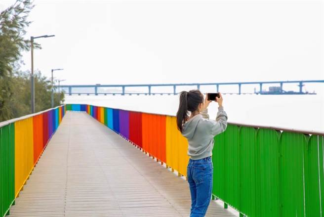 「彩虹步道」與即將完工通車的金門大橋波濤相近，遼闊海景更是讓人心曠神怡。（金門縣府提供）