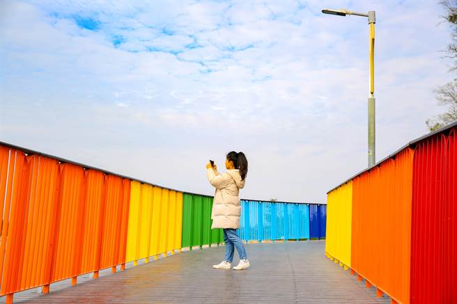 162米長的挑高木棧道，一直是觀海和鐵馬馳騁的好地方。（金門縣府提供）