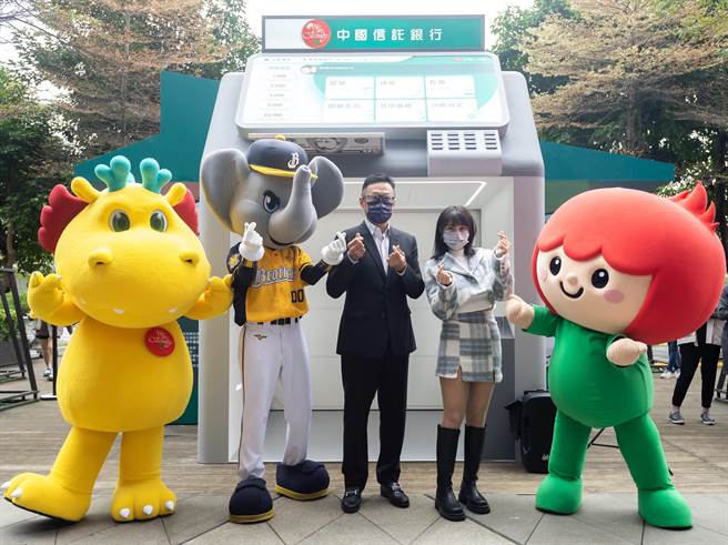 中信銀行行政長高人傑（左）與中信兄弟啦啦隊Passion Sisters人氣成員峮峮（右）。（中信提供）