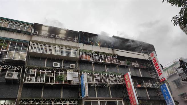 新庄自立街公寓10日下午发生火警。（记者爆料网）