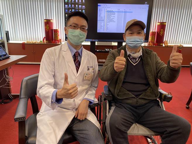 賴姓男子（右）經台中榮總胃腸肝膽科醫師蔡炘儒（左）建議，採導管式膽管內視鏡系統，搭配親水性電擊碎石術，順利擊碎卡在膽管的結石。（張妍溱攝）