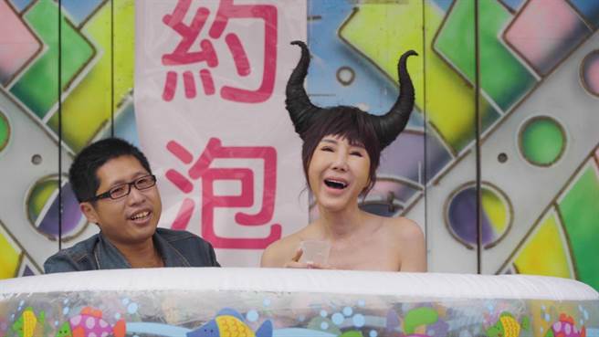 嬛嬛（右）日前拍攝新歌MV，坐在迷你泳池中，互動逗趣。（超級好幸福提供）