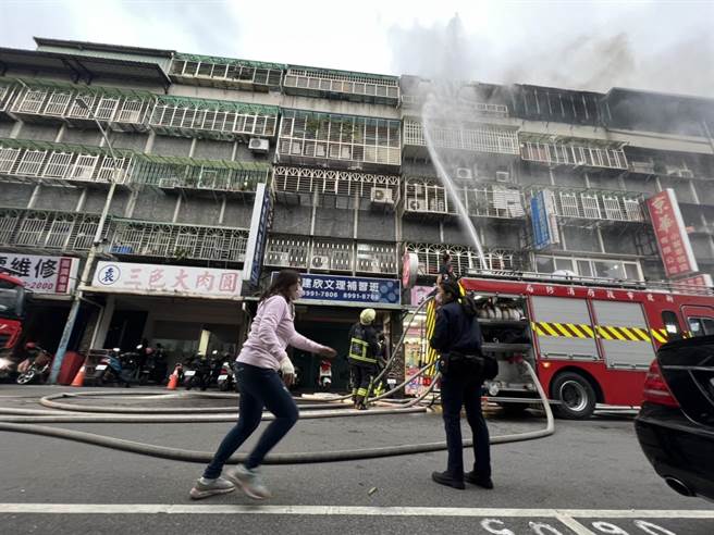 新庄区自立街公寓民宅火警，75岁蔡男受困5楼阳台铁窗，无奈火势过猛，消防员获报后破门抢救，蔡男在窗边已成焦尸，详细起火原因仍待调查。（戴上容摄）