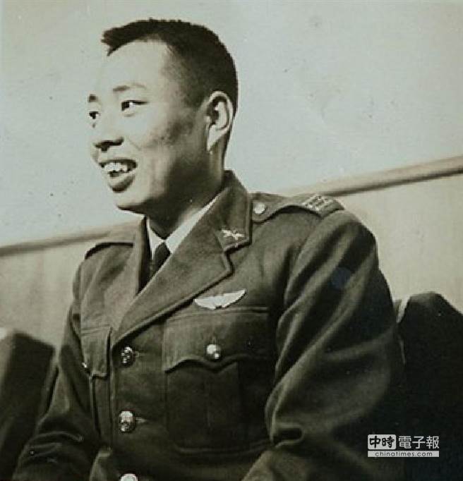 黑猫中队飞行员陈怀殉职后，蒋中正赐名为「陈怀生」，并于士林官邸「凯歌堂」，为他在基督教復活节证道。（中时檔案照／翻摄网路）