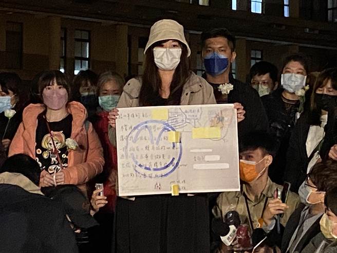 太鲁阁号事故罹难者家属展示罹难妹妹11年前写给自己的明信片，上头写满祝福自己的话，但妹妹已无法收到这张明信片。（陈佑诚摄）