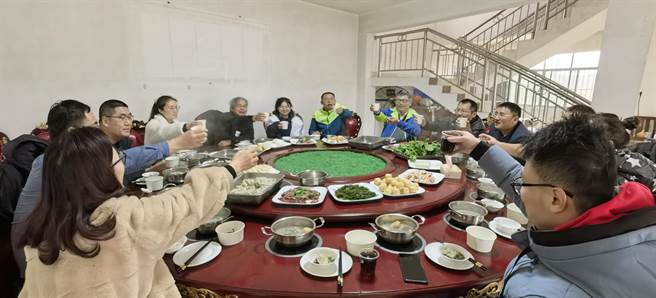 广西的大学慰问留校过年的台湾教师，校长与台师欢聚一堂共进团圆饭。（照片由主办单位提供）