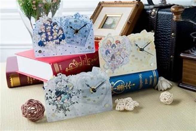 《歌之王子殿下》压克力桌钟。（曼迪提供）