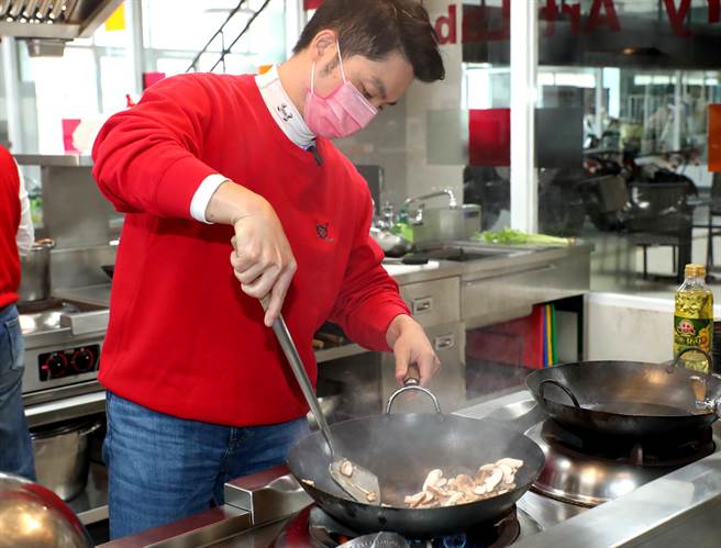 国民党立委蒋万安过年大秀厨艺。（郑任南摄）