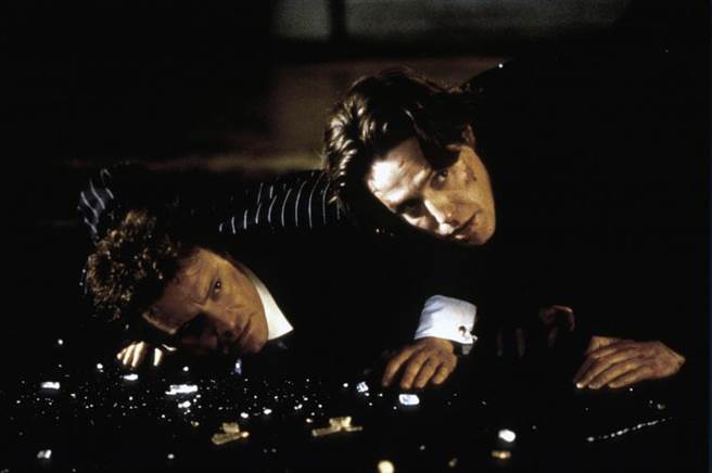 柯林佛斯（左）与休葛兰在《BJ单身日记》中上演小学生般的打架戏码。（台北双喜电影提供）