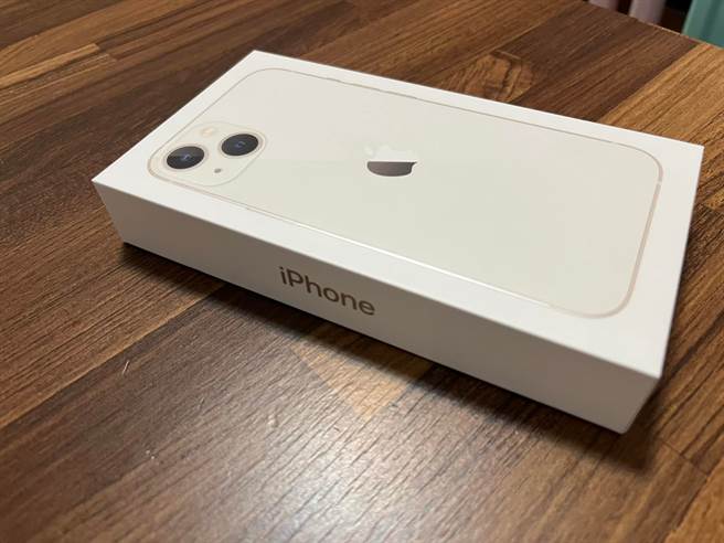 原PO買手機殼錯拿成13 Pro的，卻被店員提醒「你的只是13」，讓他質疑沒買Pro錯了嗎。(圖／爆怨公社)