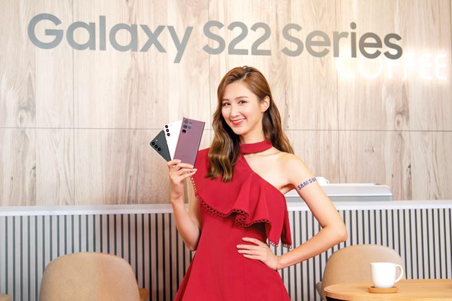 三星在9日深夜以线上方式发表旗舰手机S22系列，图为最高阶、也是S系列中首款内建触控笔的S22 Ultra。图／台湾三星