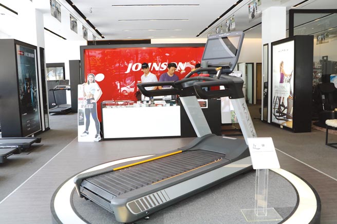 乔山顶级电动跑步机是公司今年营运增长的亮点产品。图／刘朱松