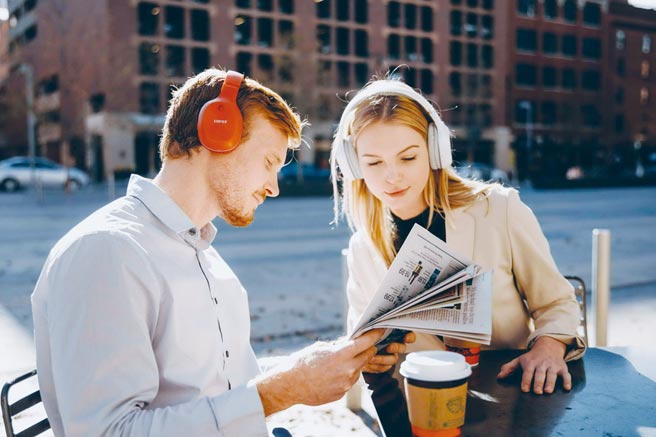 EDIFIER红白配，为情侣时尚单品。W800BT PLUS无线蓝牙立体声耳机以头戴式型态登场，耳罩由软皮制成，配戴时拉伸幅度也符合各种头型，提供最舒适的体验。图／业者提供