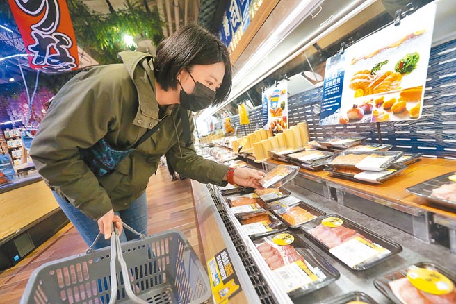 行政院正式宣布将更改福岛5县市食品禁令，未来管制将由禁止特定地区改为禁止特定风险品项，如福岛5县生产的野生鸟兽肉、菇类与漉油菜，而针对高风险品项要求检具双证。图为民眾在卖场选购日本进口商品。（杜宜谙摄）
