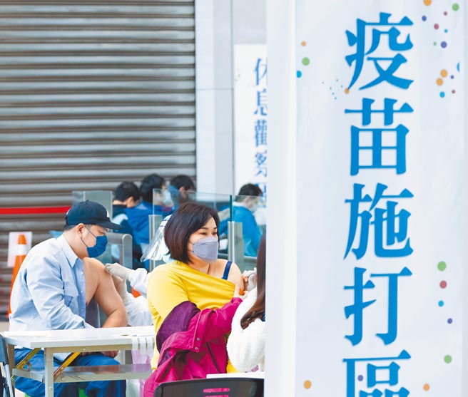 台北市卫生局9日开放9区中型接种站BNT随到随打，可现场挂号接种，共提供约1万3000剂名额。民眾得知消息后，纷纷前往南港车站完成追加剂接种。（罗永铭摄）