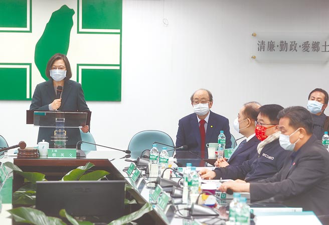 身兼党主席的蔡英文总统（左）9日在民进党中常会前发表新春谈话，提出今年工作4大目标，及今年选举年民进党的推举人选，图后右为民进党立院党团总召柯建铭。（台北市新闻记者联谊会提供）