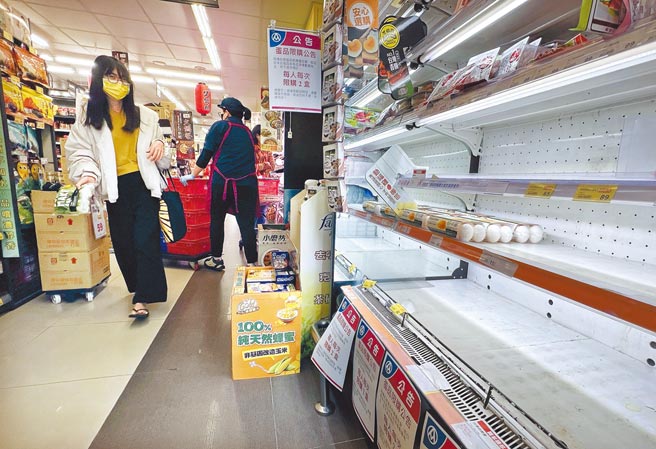 国内鸡蛋持续短缺，农委会主委陈吉仲希望最快3月下旬稳定鸡蛋供应。图为民眾到超市採购，架上鸡蛋几乎被扫空。（范扬光摄）