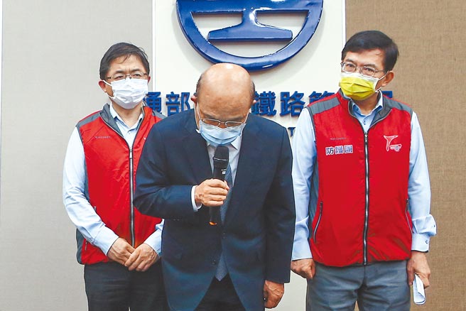 2021年4月2日台铁408次太鲁阁号于花莲县大清水隧道出轨，车辆擦撞隧道壁，造成多人死伤。行政院长苏贞昌（中）鞠躬表示，铁路运输的重大意外，对于罹难的家属、受害乘客表示最大歉意，也很遗憾。（本报资料照片）