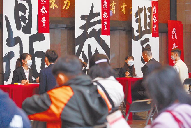 重拾疫情前的展店规画，许多餐饮业者加入年后抢人大战。（本报资料照片）