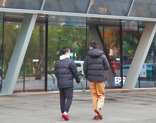 新北市家庭四口家庭確診案件，波及位於台北市信義區的勤業眾信聯合會計師事務所。圖為勤業眾信聯合會計師事務所的辦公大樓。（王英豪攝）