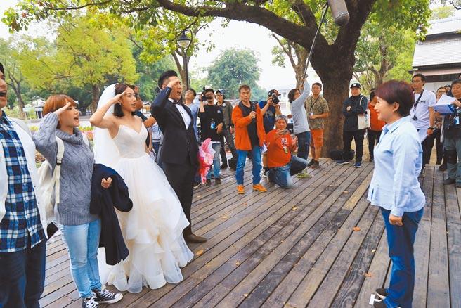 TVBS欢乐台「女兵日记女兵报到」出现男女主角在台中花博拍婚纱照，巧遇台中市长卢秀燕画面，电视台所属联利媒体公司遭NCC裁罚20万，案经联利提告获逆转胜免罚确定。(取自卢秀燕脸书)