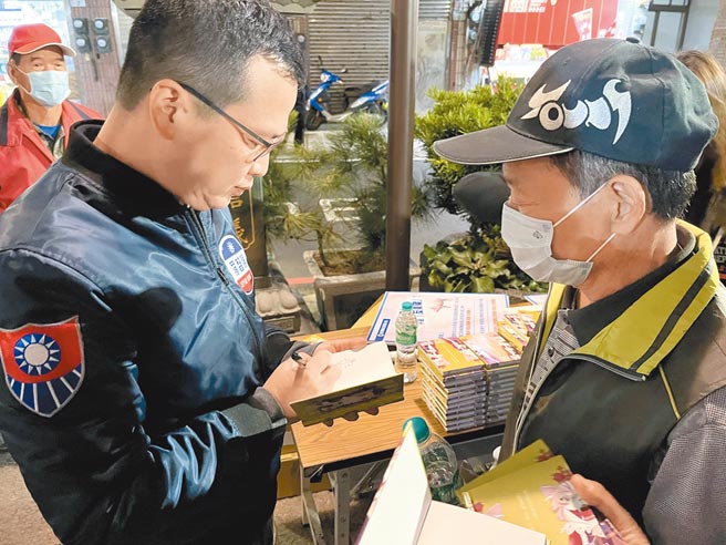 台北市议员罗智强（左）有高人气，不少选民拱他加入2022桃园市长选战。（陈梦茹摄）