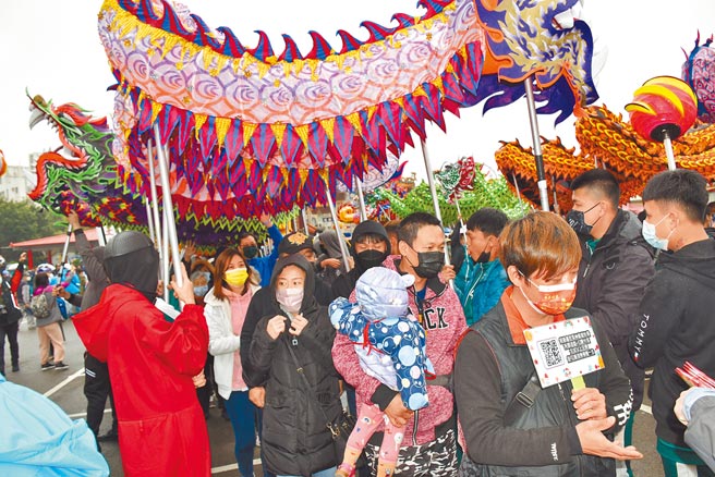 苗栗（火旁）龙9日举行开光点晴仪式后，10条祥龙组成龙门供民眾穿行祈福解厄。（谢明俊摄）