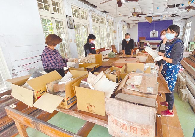 天主教耶穌會1961年在嘉義縣鹿草開設聖家貧民醫院，荒廢至今超過30年，院內還留有不少診療文件與醫療器具，但近來屋頂漏水，部分文件泡水，文史工作者及時搶救，避免歷史文物消失。（蕭英偉提供／張亦惠嘉縣傳真）