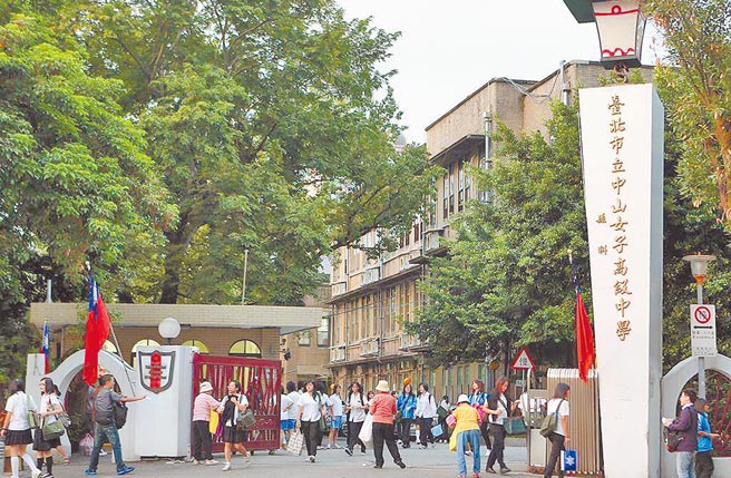 北市教育局才公布修正的防疫总指引，2月底前学校毕业旅行活动原则暂停或延期办理，但有家长反应，部分学校毕旅却如期办理，令人担忧。（本报资料照片）