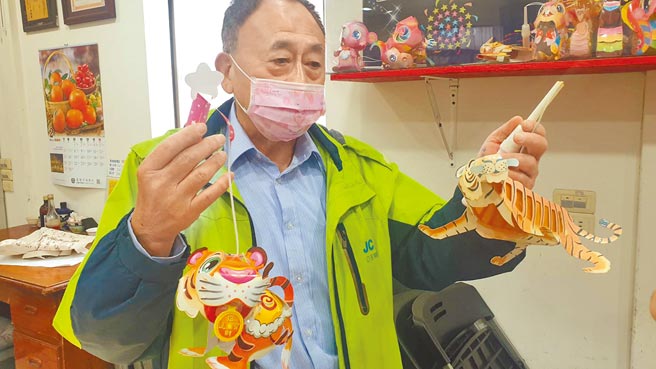 基隆市正砂里长俞明发每年动手DIY数百份环保提灯，免费发送给里民。（陈彩玲摄）