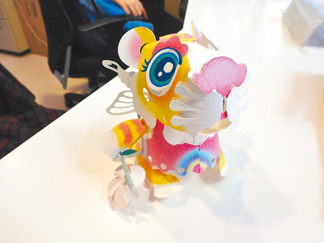 花莲县文化局今年结合老虎与台湾国宝蝶「宽尾凤蝶」设计一只「花虎蝶」小提灯，样貌十分可爱，即起可到文化局各馆舍及花莲县政府免费索取，每日限量发送。（罗亦晽摄）