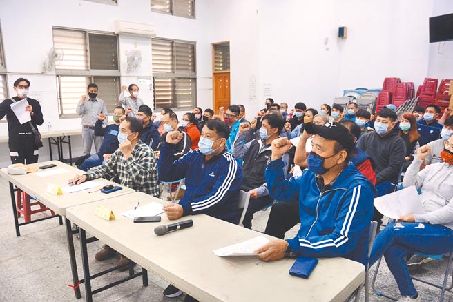 玻士岸部落會議主席張文盛（前排左一）9日率約50位族人發聲明，強調部落會議與投票均依法定程序辦理，行使部落集體意志。（王志偉攝）