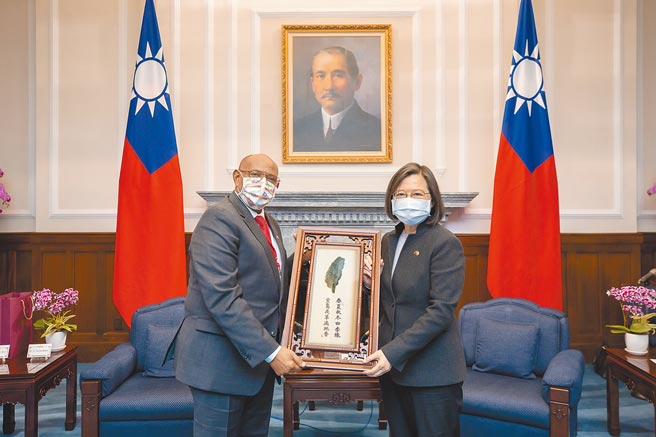 蔡英文總統（右）9日接見索馬利蘭共和國外交暨國際合作部部長瑞格薩（左）。（總統府提供）