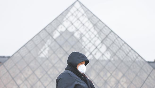 美國約翰霍普金斯大學8日發布新冠疫情最新統計數據顯示，全球累計新冠確診病例超過4億例，逾576萬人死亡。圖為民眾外出戴口罩防疫。（新華社）