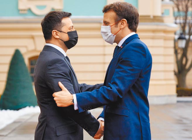 法國總統馬克宏（右）與俄羅斯總統普丁會唔之後，隨即前往烏克蘭訪問，並與烏克蘭總統澤倫斯基（左）會談。（摘自烏克蘭總統府網站）