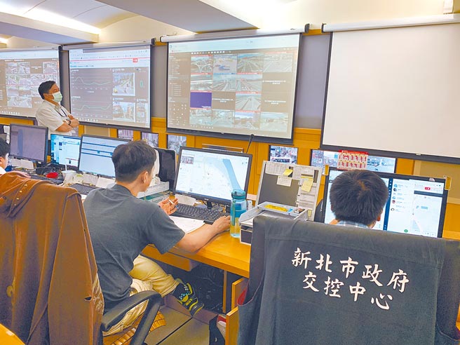 新北市府將成立智慧運輸中心，整合各項交通系統，即時反應處理，確保交通順暢。圖為新北交控中心。（新北市交通局提供／葉德正新北傳真）