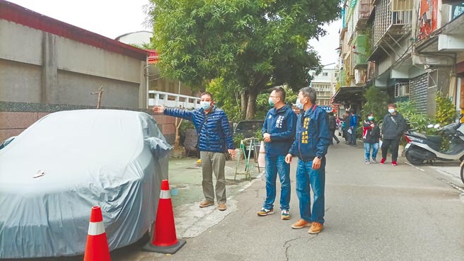 蘆洲區中正路174巷因部分土地尚未完成徵收，原本規畫人行道的空間淪為私人停車場，新北市議員王威元媒合協助下整合成功，公所預計2月中進行路面養護及人行道施作工程。（戴上容攝）