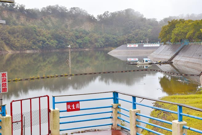 苗栗9日持续降雨，让明德水库蓄水重回6成2。（谢明俊摄）