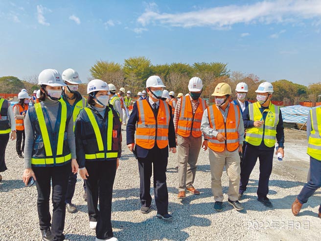 云林县布袋戏传习中心兴建案受到移工来台不顺加上建材大涨，工程进行困难，文化部次长萧宗煌（前排左三）9日现勘协助，云林县长张丽善（前排左二）亲自陪同说明。（周丽兰摄）