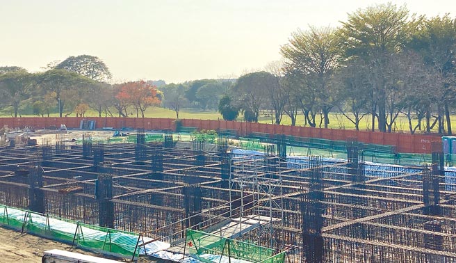 云林县布袋戏传习中心兴建案受到移工来台不顺加上建材大涨，工程进行困难。（周丽兰摄）