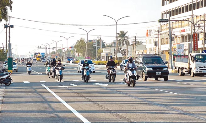 有高雄民眾不察，行驶道路边线右侧，恐吃上罚单。（林瑞益摄）