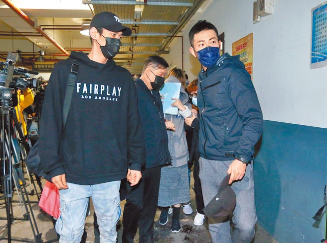 赵骏亚（右）、陈德烈（左）昨陪着明金成遗孀Patty赴殡仪馆参与法医相验。（粘耿豪摄）