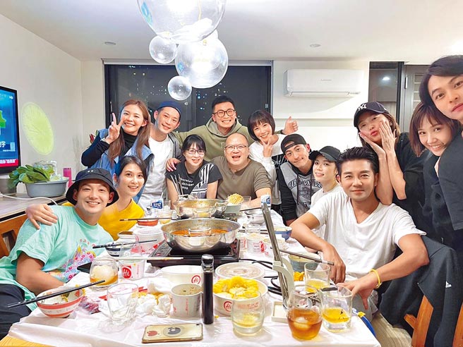 明金成（中）在演艺圈有好人缘，经常与艺人好友聚会。（摘自脸书）饮酒过量有害健康