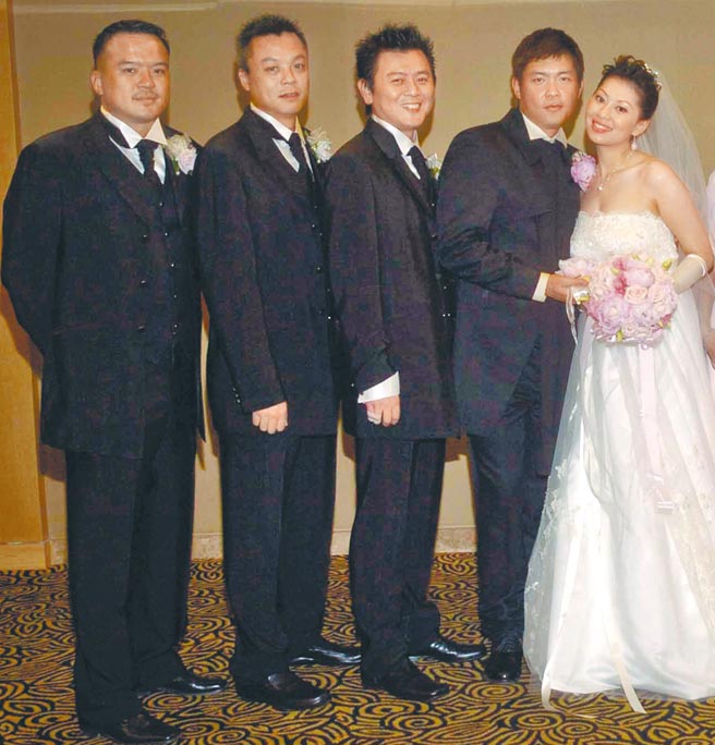 明金成（左一）曾擔任曾國城（右二）婚禮的伴郎，有多年交情。（資料照片）