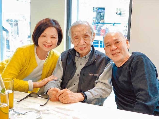 楊貴媚（左起）、常楓、蔡明亮前年3月見面談合作《月亮 樹》。（桂田文化藝術基金會提供）