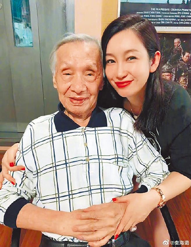 秦海璐（右）難過曬出與常楓的合照哀悼。（摘自微博）