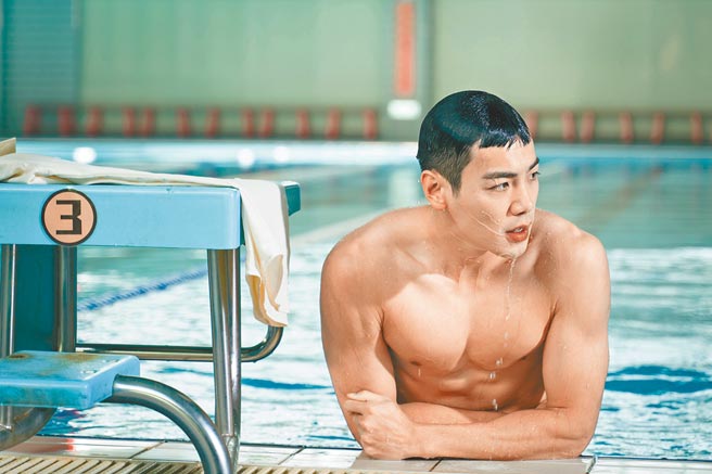 禾浩辰男神出浴，性感身材一覽無遺。（羚邦集團提供）